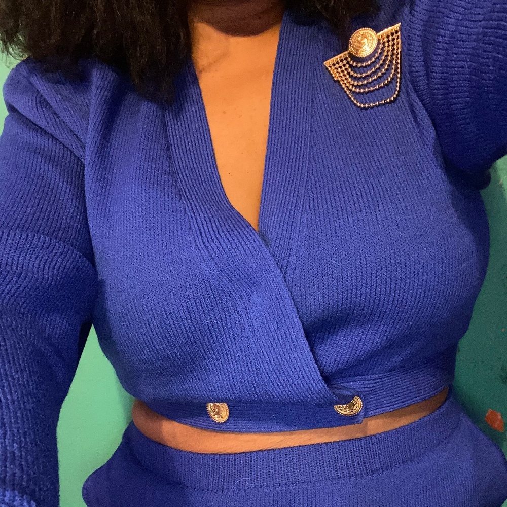 St John Vintage 80s 2 piece Skirt Suit Set Crop Jacket Royal Blue Gold Pin